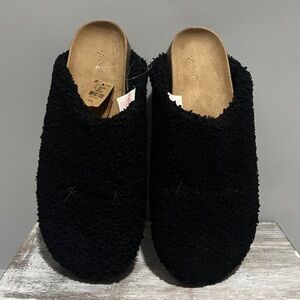 PINK Victoria's Secret Black Fuzzy Mules NWT Size Large (9-10)